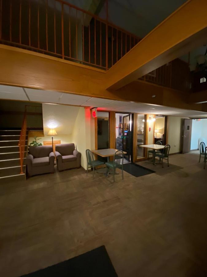 Bison Plains Lodge Moorhead Extérieur photo