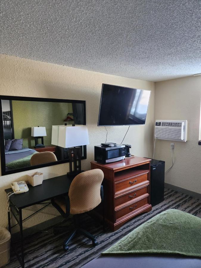Bison Plains Lodge Moorhead Extérieur photo