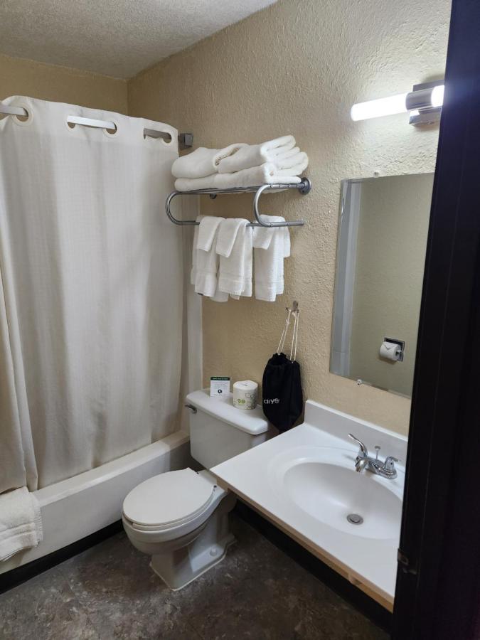 Bison Plains Lodge Moorhead Extérieur photo